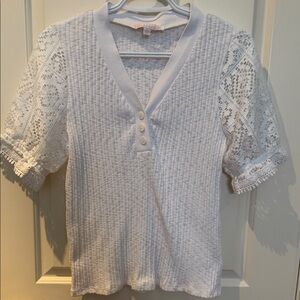 Stella + Ginger sz L White mixed media V neck w knit trim, lace stmt sleeves